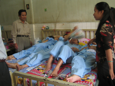 Mỗi tháng, Việt Nam có gần 1.000 người nhiễm HIV - 1