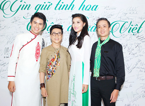 Phương Trinh tô son đậm, mặc áo đính lông dài quét đất - 16