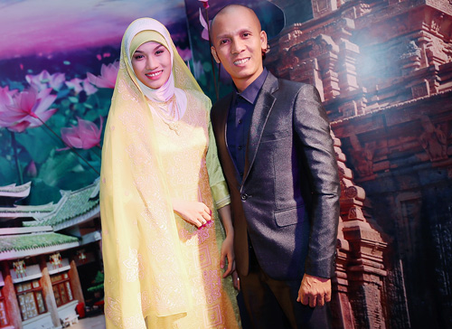 Phương Trinh tô son đậm, mặc áo đính lông dài quét đất - 15