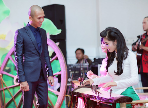 Phương Trinh tô son đậm, mặc áo đính lông dài quét đất - 14