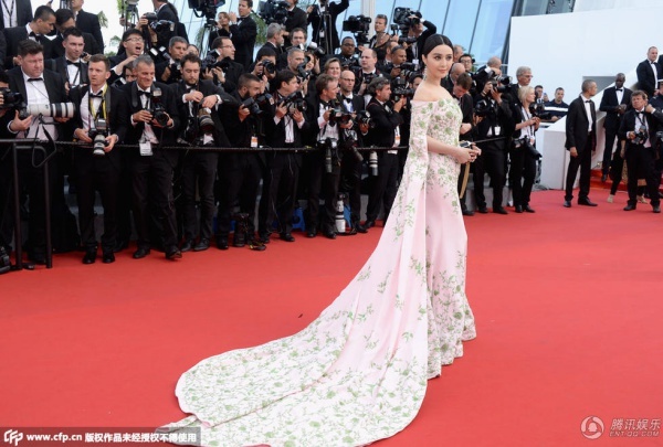 Mỹ nhân “chăn con công” lấn át Phạm Băng Băng - 2