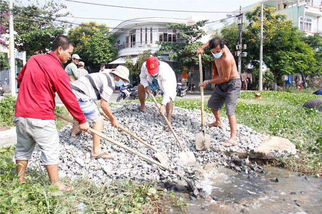Đà Nẵng: Không chịu nổi mùi, người dân tự lấp cống xả thải - 1