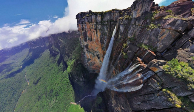 1. Thác nước thiên thần (Angel Falls), Venezuela: Được biết đến giống như Salto Angel ở Tây Ban Nha, có nghĩa là “thác nước ở nơi sâu nhất”, Angel Falls nằm trong Công viên quốc gia Canaima (Nam Mỹ). Thác cao 979m bao gồm khoảng 47 thác nước nhỏ.
