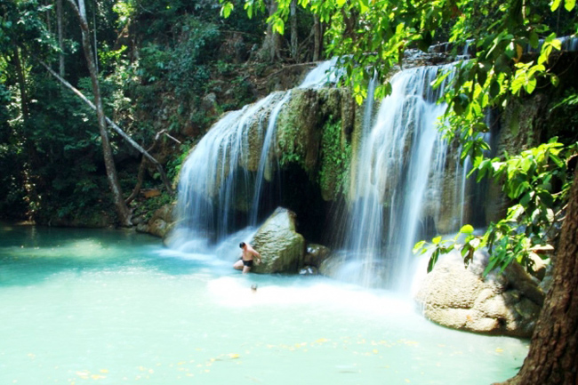 17.&nbsp;Thác nước Erawan, Thái Lan:&nbsp;Erawan là một trong những thác nước&nbsp;đẹp&nbsp;nhất&nbsp;mặc dù nó luôn thay đổi kích thước 21m đến đôi khi xuống chỉ còn 3m nhưng chắc chắn đây không phải là thác nước nguy hiểm với du khách. Thác đẹp lộng lẫy với đá vôi tự nhiên mang một màu xanh lấp lánh.
