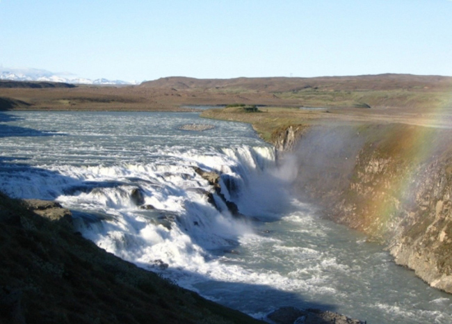19.&nbsp;Thác nước Gulfoss, Iceland:&nbsp;Gulfoss nằm trong hẻm núi của sông Hvítá ở phía tây nam Iceland. Đây là một trong những điểm&nbsp;du lịch&nbsp;nổi tiếng nhất trong cả nước. Những thác rẽ sắc nét vào một kẽ hở, mà là ẩn lúc hiện, làm cho ta có cảm giác các thác nước đang biến mất vào lòng đất.
