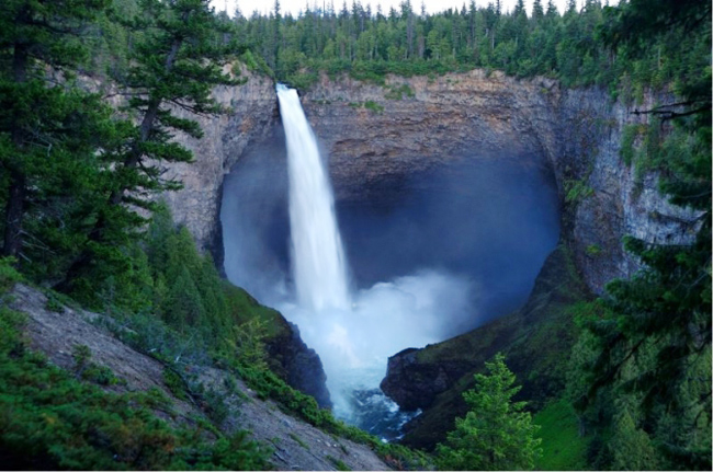 8.&nbsp;Thác nước Helmcken Falls, Columbia thuộc Anh, Canada:&nbsp;Helmcken cao 141 mét, và nằm trên sông Murtle ở Wells (Canada). Những thác được đặt tên theo John Sebastian Helmcken, tên một bác sĩ tại đây.
