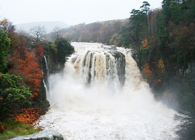 14.&nbsp;Thác nước High Force, Anh:&nbsp;High Force nằm trên sông Tees, là một địa điểm lí tưởng để nhìn ngắm con sông bị chia cắt bởi hai dòng thác.
