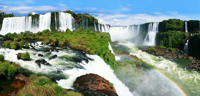5.&nbsp;Thác nước Iguazu, Brazil / Argentina:&nbsp;Thác Iguazu nằm trên sông Iguazu dọc theo biên giới của Brazil và Argentina. Thác nước gồm 275 thác nhỏ - cao lên đến 82 mét.
