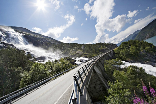 18.&nbsp;Thác nước Langfoss, Langfossen, Na Uy:&nbsp;Langfoss có chiều cao tổng cộng lên đến 612 mét. Thác nằm ở Na Uy, và được coi là một trong những thác nước ấn tượng nhất tại nước này.

