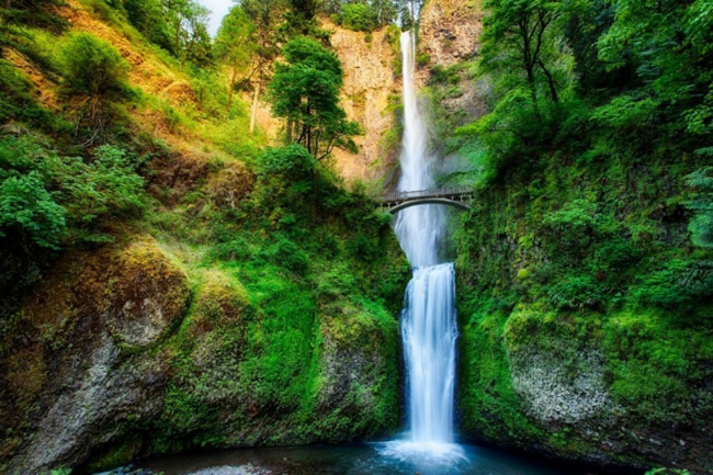 6.&nbsp;Thác Multnomah, Oregon (Mỹ):&nbsp;Multnomah nằm giữa Corbett và Dodson. Những thác nước cao cao tới 165 mét, và thác thấp hơn là 21 mét.
