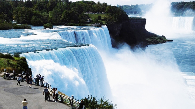 7.&nbsp;Thác nước Niagara, New York (Mỹ):&nbsp;Niagara là một trong những thác nước nổi tiếng nhất của mọi thời đại. Nằm dọc theo biên giới quốc tế giữa New York và Ontario, thác nước mang một vẻ đẹp hùng vĩ và đầy sức sống.
