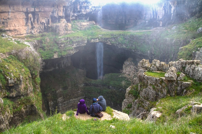 10. Thác nước Baatara Gorge, Lebanon:&nbsp;Hẻm núi thác Baatara nằm trong Tannourine, thuộc Lebanon. Các thác nước rơi xuống &nbsp;Baatara Pothole dọc theo đường mòn núi Lebanon và rơi xuống hang sâu 250m.
