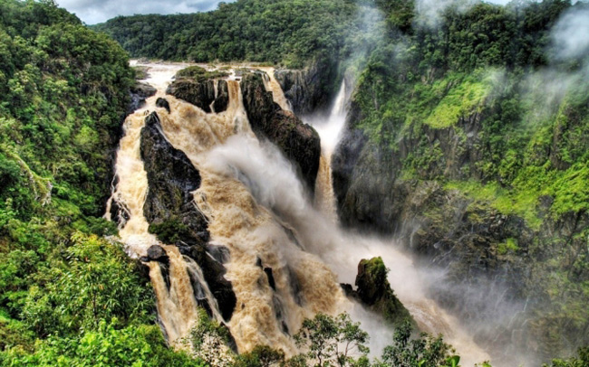 9. Thác nước Barron, Úc:&nbsp;Barron là nơi mà các sông Barron đổ xuống&nbsp; từ những vùng cao nguyên Atherton &nbsp;ở Bang Queensland, Úc. Những thác này nằm ở Công viên quốc gia Barron Gorge, và thường chỉ có rất nhiều nước sau những trận mưa lớn vào mùa mưa.
