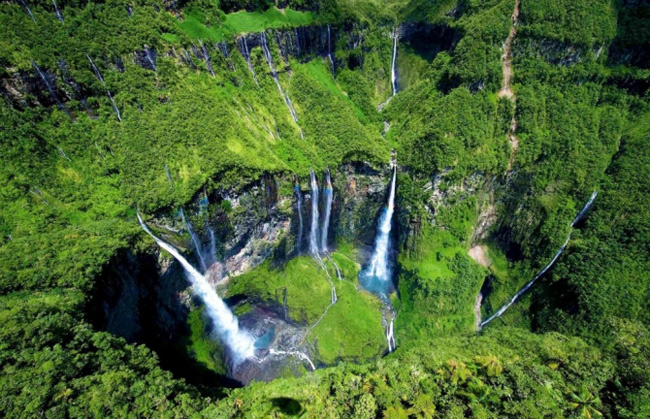 2.&nbsp;Thác Blanche, Cascade, Reunion:&nbsp;Đây là thác nước nổi tiếng nhất trên đảo Reunion. Những thác đổ ra những con sông ở thung lũng Bras de Caverne. Thác nước đẹp tuyệt vời vào mùa mưa.
