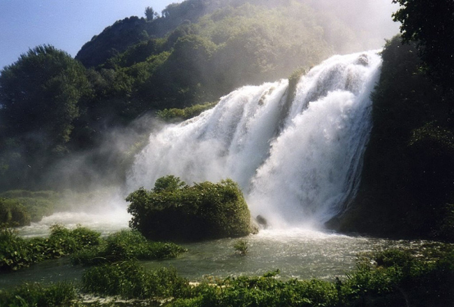 16.&nbsp;Thác nước Cascata delle Marmore, Italy:&nbsp;Đây là một thác nước nhân tạo được xây dựng bởi những người La Mã cổ đại cao 164 mét, khiến nó trở thành thác nước cao nhất châu Âu và cũng là &nbsp;thác nước nhân tạo cao nhất trên thế giới.
