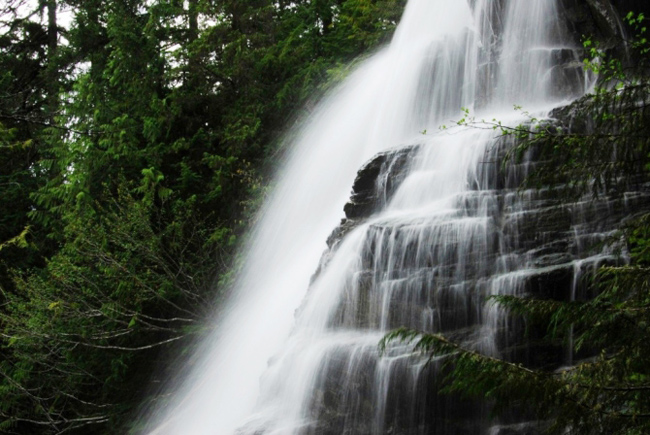 13.&nbsp;Thác nước Della, Canada:&nbsp;Tọa lạc tại công viên tỉnh Strathcona trên đảo Vancouver, đây là thác nước cao nhất ở Canada với 439 mét.
