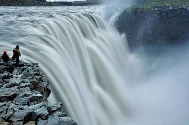 3.&nbsp;Thác Dettifoss, Iceland:&nbsp;Detiffos là thác nước trong Công viên Quốc gia Jökulsárgljúfur ở Đông Bắc Iceland. Thác rộng 100 mét và 44 thác nhỏ trong &nbsp;hẻm núi Jökulsárgljúfur. Đây cũng là ngọn thác lớn nhất ở châu Âu.
