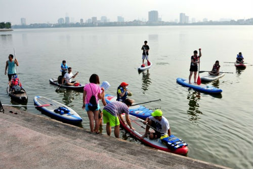 SUP - môn thể thao dưới nước mới thu hút giới trẻ Hà thành - 1