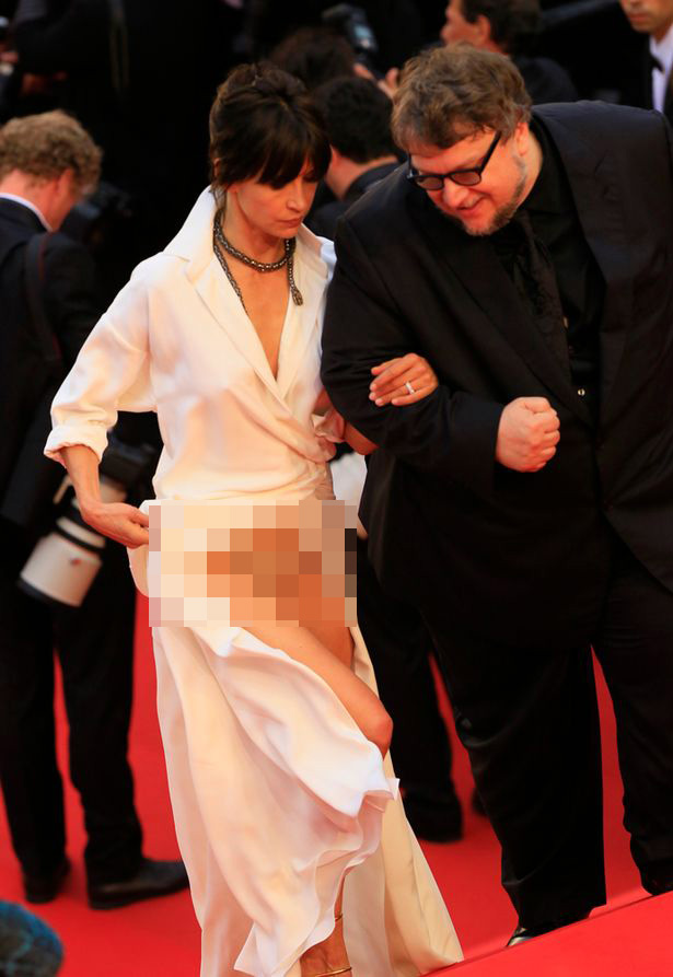 Bị gió thổi tung váy, nữ giám khảo Cannes mất "phong độ" - 1