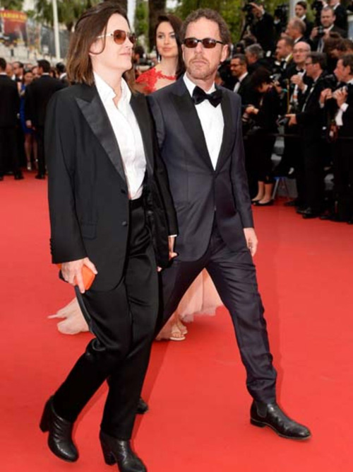 Bị gió thổi tung váy, nữ giám khảo Cannes mất "phong độ" - 3