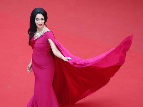 Bị gió thổi tung váy, nữ giám khảo Cannes mất "phong độ" - 2