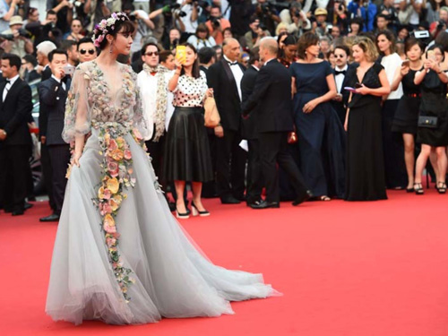 Bị gió thổi tung váy, nữ giám khảo Cannes mất "phong độ" - 6