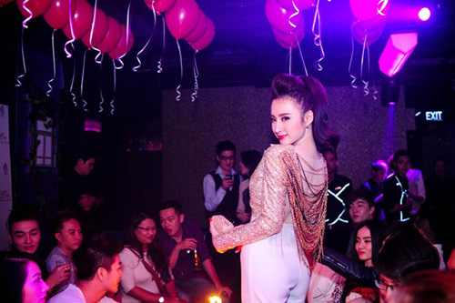 Muôn kiểu sinh nhật trong bar của sao Việt - 6