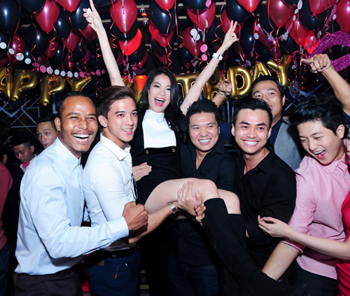 Muôn kiểu sinh nhật trong bar của sao Việt - 12