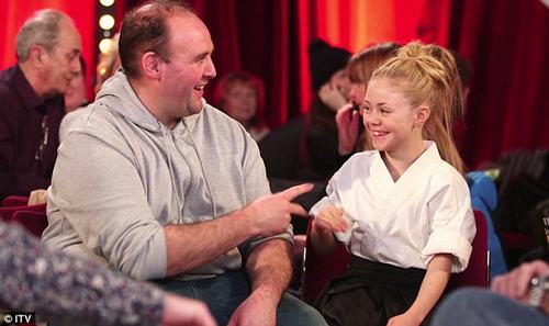 Video: Cô bé Karate 9 tuổi gây kinh ngạc tại Anh - 1