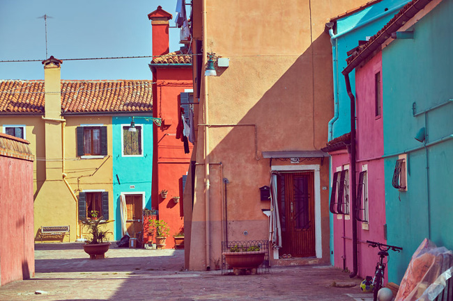 Những ngôi nhà nhỏ, kiến trúc đơn giản, chỉ 1-2 tầng và được sơn nhiều màu sắc khác nhau.
