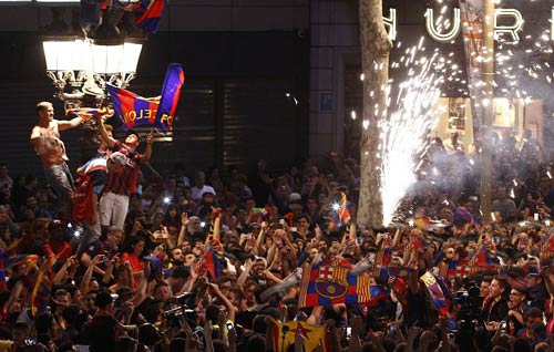 Fan ăn mừng rầm rộ, các cầu thủ Barca im ắng lạ thường - 1