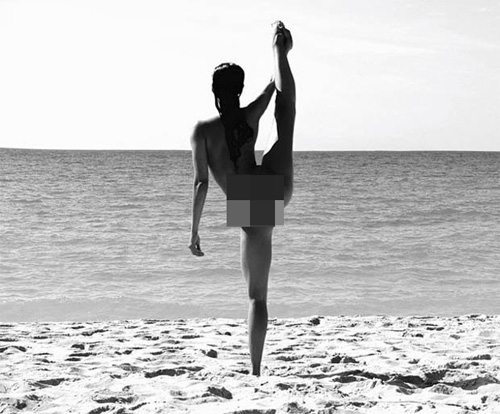 Người mẫu Anh chụp ảnh tập yoga gây sốc - 1