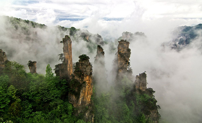 Những “tháp đá” ở núi Tianzi, Wulingyuan, tỉnh Hồ Nam được bao phủ bởi những đám mây dày trông như trong phim Avatar. Có lẽ đây là điểm du lịch không bao giờ quá tải ở Trung Quốc.
