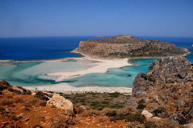 Phá Balos ở Hy Lạp với bờ cát trắng và làn nước xanh, nhiều hệ động thực vật độc đáo, ra đó bằng phà.
