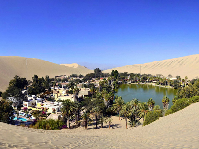 Thị trấn nghỉ dưỡng Huacachina là một ốc đảo giữa sa mạc ở Peru. Xây quanh một hồ tự nhiên nhỏ, Huacachina hấp dẫn các du khách thích trượt cát.
