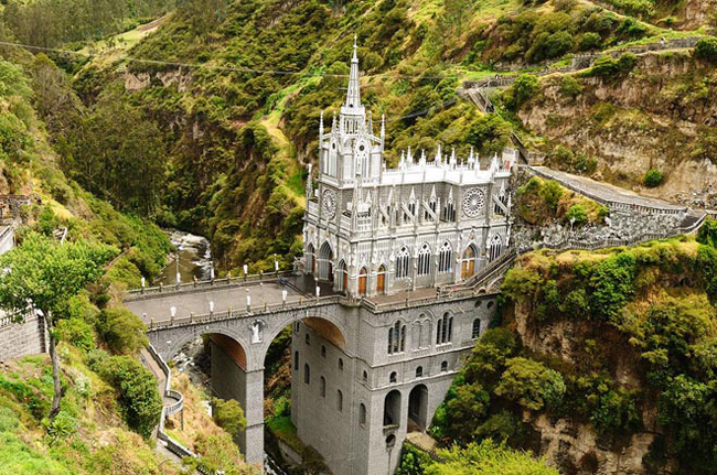 Nằm ở vùng đồi núi Colombia, thánh đường Las Lajas được xây dựng từ năm 1916 đến năm 1944 với một lối kiến trúc dựa vào địa thế tự nhiên rất tuyệt vời.
