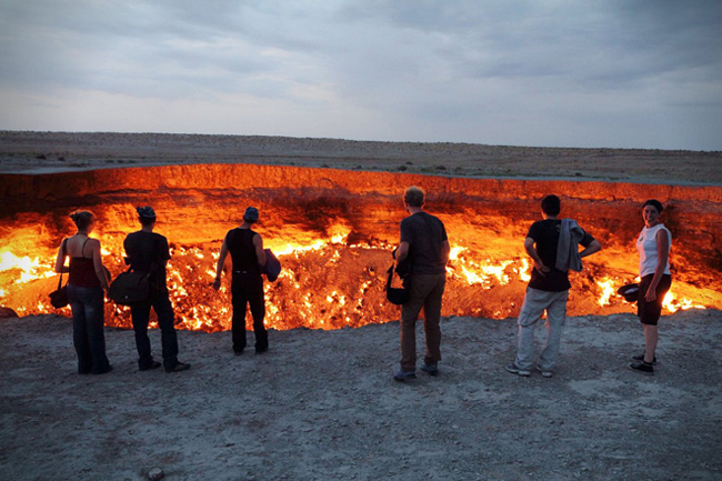Du khách nào muốn nhìn “cửa địa ngục” thì đến miệng núi lửa đang cháy ở Derweze, Turmennistan. Các nhà địa chất Sô-viết vô tình tạo ra nó khi khoan tìm nguồn ga tự nhiên năm 1971. Họ đoán ngọn lửa chỉ cháy vào ngày, thực tế nó đã cháy hơn 4 thập kỷ qua.
