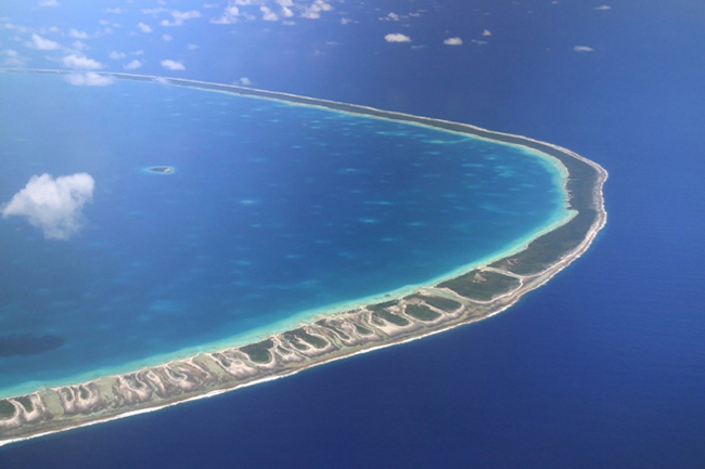 Từ bầu trời, Rangiroa (Polynesia) nhìn như chuỗi vòng ngọc trai ở Nam Thái Bình Dương. 240 hòn đảo nhỏ nằm liền nhau, không hòn nào cao hơn hòn bên cạnh quá 1 mét.
