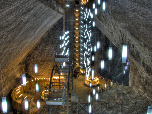 Thế kỷ 17, Salina Turda còn là một mỏ muối của Transylvania, Romania, giờ đây nó là một điểm du lịch hấp dẫn.
