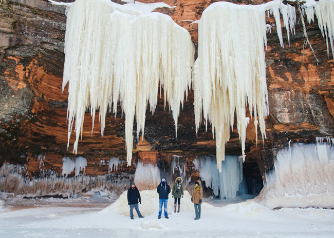 Aposle Island National Lakeshore ở bang Wisconsin, Mỹ gợi mời các nhà thám hiểm. Quần thể 21 đảo hoang dã ở ngoài hồ Lake Superior có nhiều hang động, thác nước đóng băng…
