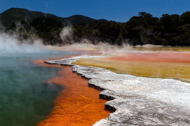 Wai-O-Tapu, công viên núi lửa tự nhiên đầy màu sắc ở New Zealand trông như cảnh trí ở hành tinh khác. Đặc sản ở đây là suối khoáng, tắm bùn và các loại cát màu tự nhiên.
