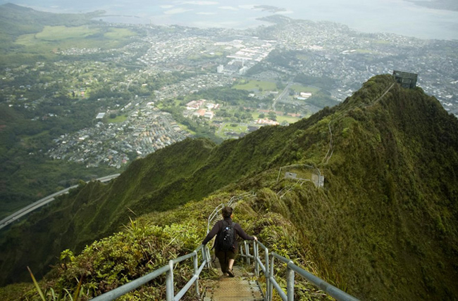“Đường lên thiên đàng” hoặc Haiku Stars (ảnh trên) là cho bạn một góc nhìn tuyệt vời về Oahu, Hawaii. Quân đội Mỹ xây con đường 3.922 bậc thang trong Thế chiến II để lính Mỹ có thể mang antena radio lên kết nối.
