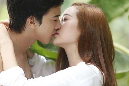 Fan "sốt” với cảnh khóa môi của Minh Hằng và trai đẹp marry