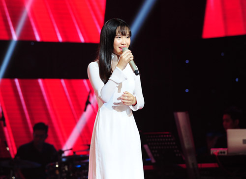 Sau tập 2 Giấu mặt The Voice vừa lên sóng cách đây vài ngày, giọng ca 16 tuổi - Nguyễn Cao Bảo Uyên đã nhanh chóng gây "sốt" khi liên tục được cư dân mạng ví là "bản sao Mỹ Tâm" năm 16 tuổi.