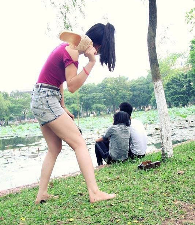 Anh bảo tôi là về có việc mà ra đây hẹn hò với gái hả.
