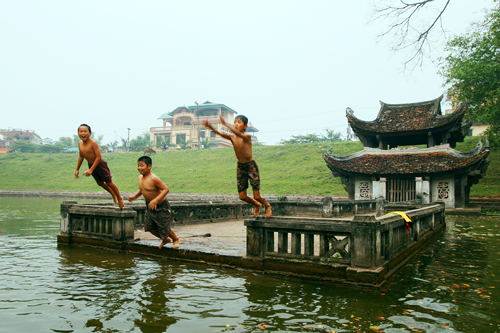 Ảnh: Trẻ ngoại thành hồn nhiên bơi sông, tắm giếng - 3