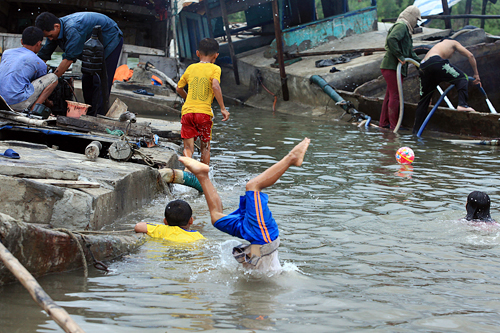 Ảnh: Trẻ ngoại thành hồn nhiên bơi sông, tắm giếng - 5