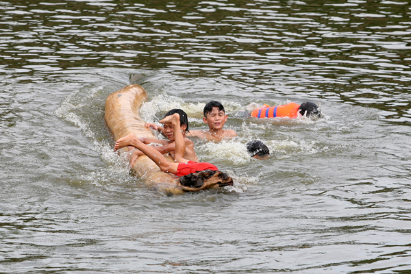 Ảnh: Trẻ ngoại thành hồn nhiên bơi sông, tắm giếng - 8