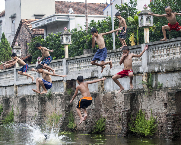 Ảnh: Trẻ ngoại thành hồn nhiên bơi sông, tắm giếng - 9