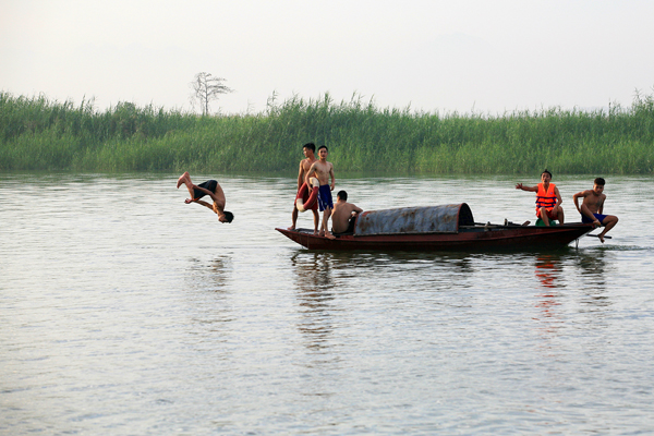 Ảnh: Trẻ ngoại thành hồn nhiên bơi sông, tắm giếng - 12